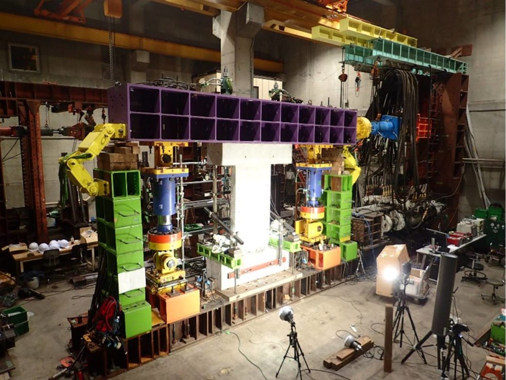 Figure 2 : Loading test on RC shear wall at the TIT structural lab.<br />
