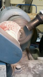 強弾性測定用試料の研磨の様子。正確な測定に必要な円柱形状にした後、