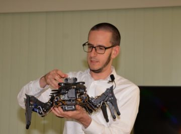 アリのような動きをする六脚ロボットを制御；Ludovico Minati WRHI 特任准教授