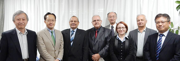 左から矢野豊彦所長、益一哉研究院長、Dr.Reda Ahmed Koramy、Dr.Branco Matovic、千葉敏先生、Dr.Jelena Maletaskic、Dr. Fedir Ivaniuk、吉田克己先生