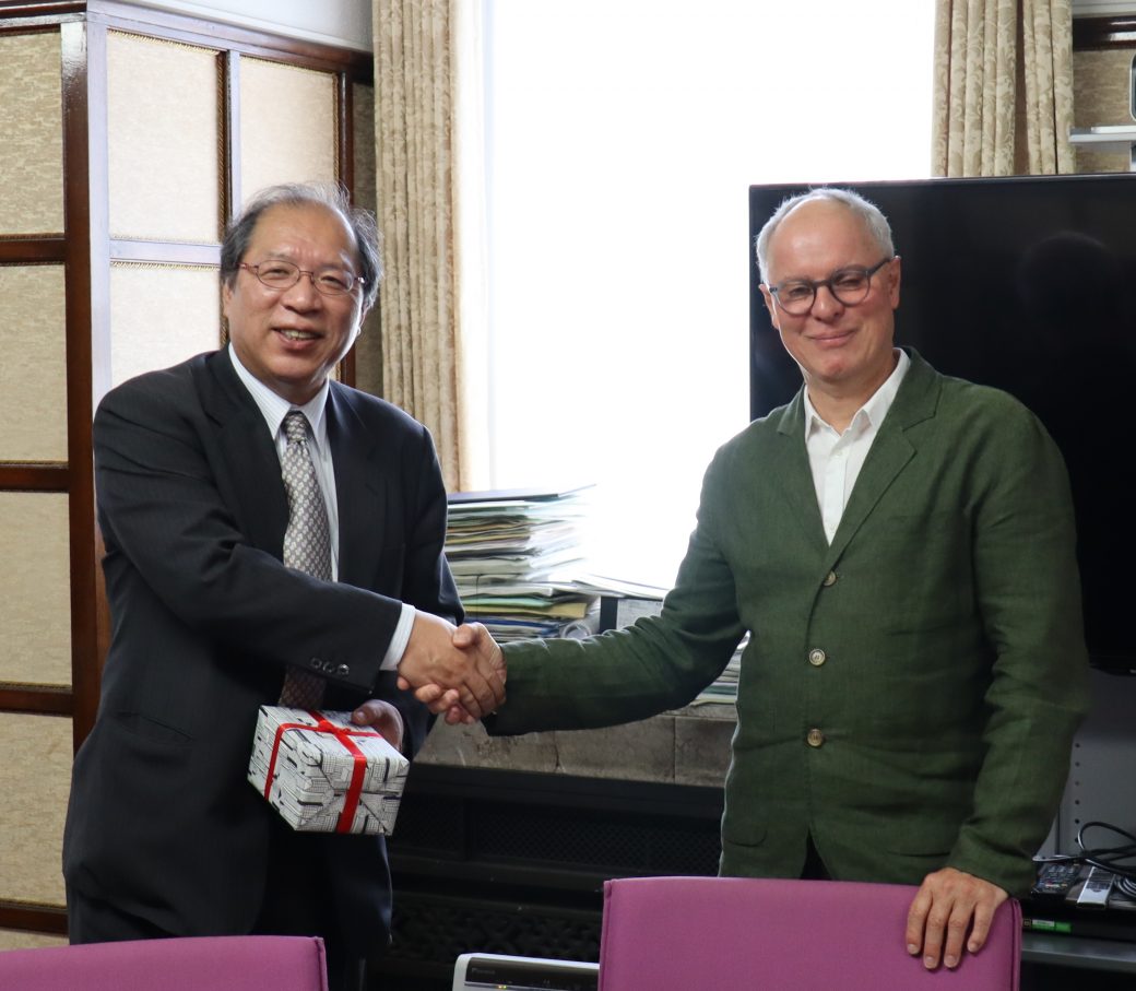 左から 中井学院長(環境・社会理工学院)、ティル校長(CSM)