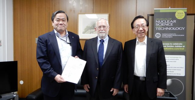 研究院長よりRonald G. Ballinger博士に辞令交付が行われました。