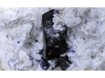 岡山県産鉱物「逸見石」が示す新奇な磁性 ー 特徴的な結晶構造が量子力学的なゆらぎを生み出す