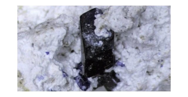 岡山県産鉱物「逸見石」が示す新奇な磁性 ー 特徴的な結晶構造が量子力学的なゆらぎを生み出す